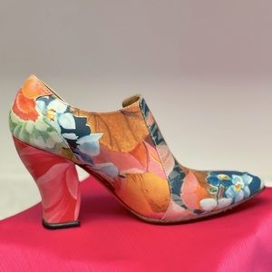 Fluevog Kendra floral & cream heels